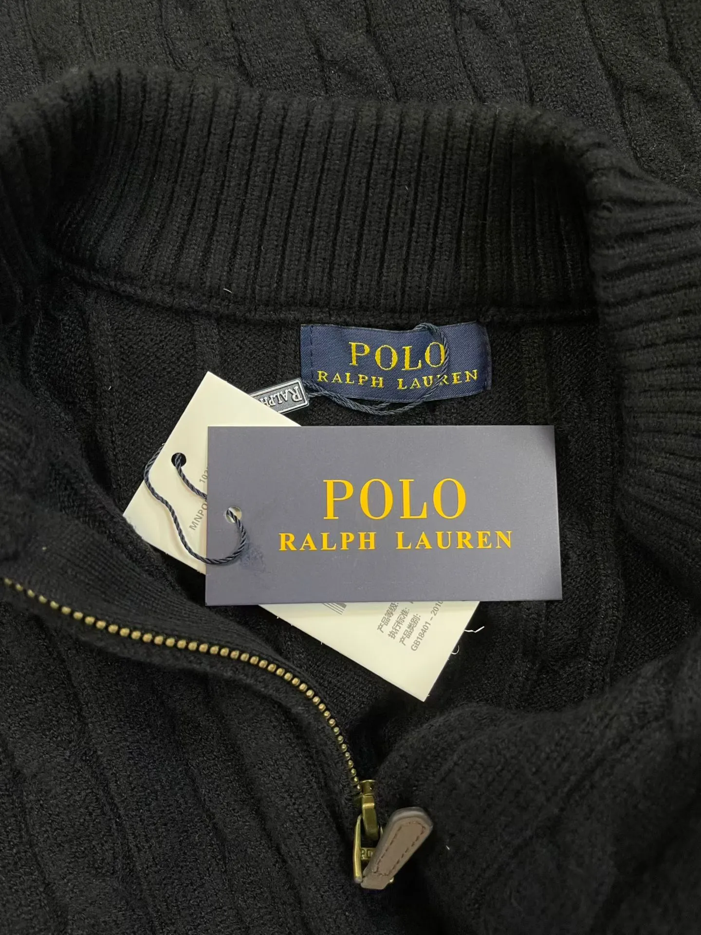 P276 Top quality products Top purchasing version SS25 new autumn product POLO Lavlauf Small logo embroidered twisted rope half-zip sweater Counter-color dyed wool blended cotton yarn High weight and high density Super high quality The wool is soft, delicate and skin-friendly. It feels soft and silky. The hand feel is not ordinary 💕 All color dyed high weight cotton yarn ensures no color difference. It adopts four-hole knitting method, tight and textured It is durable, does not deform and is not prone to pilling. It has a soft, warm and comfortable feel. It does not stick to your body when worn alone. It is absolutely perfect‼ ️Classic knitted clothing uses exquisite details and iconic brand symbols to reinterpret the charming charm, injecting low-key brand logo connotation into the entire design. It is simply amazing🉑️All produced on imported looms. The details are clearly visible. The collar label has an anti-counterfeiting chip. The double-layer main wheat has a built-in NFC anti-counterfeiting chip. The washing wheat is consistent with ZP. It is full of details. The details are well grasped. Challenge the market currency and are not afraid of random comparisons! The upper body effect is very good. No matter how you match it, it looks high-end and elegant. It has a high-end feel🫴 It is so versatile🍑It is a must-have for both men and women🉑️ Color: Black Gray Size: S-XL